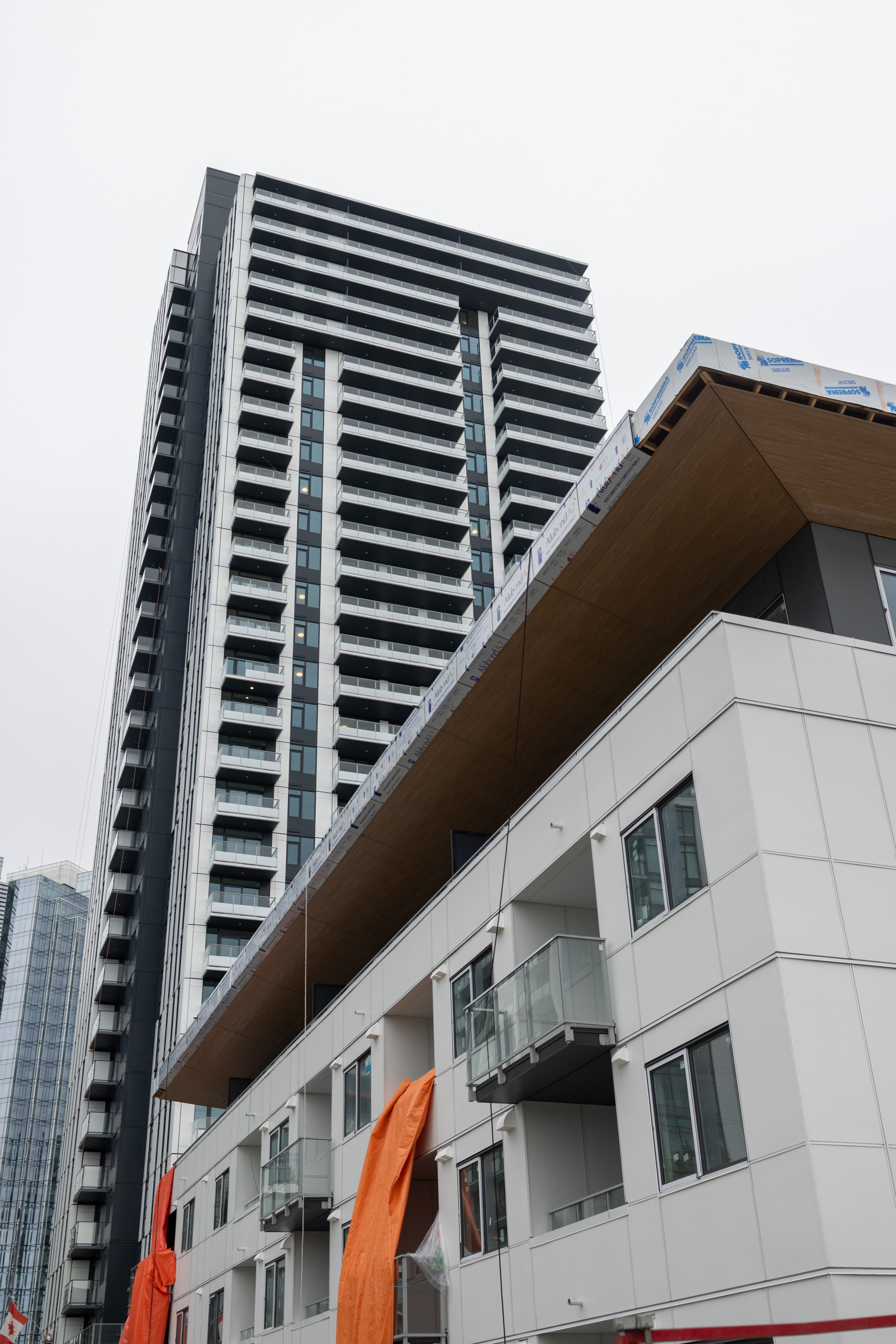 本拿比O2 高层公寓项目施工现场（照片来自现场拍摄）