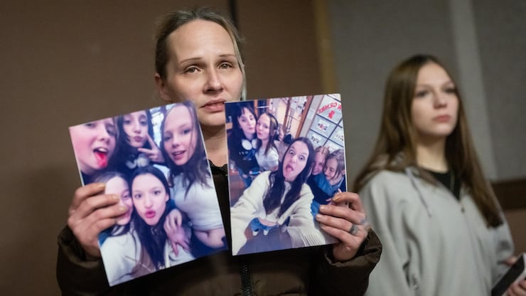 tumbler-ridge-fusillade-sarah-lampertticaria-20260213-091453-698f5c0d3c80a tumbler-ridge-fusillade-sarah-lampertticaria-20260213-091453-698f5c0d3c80a