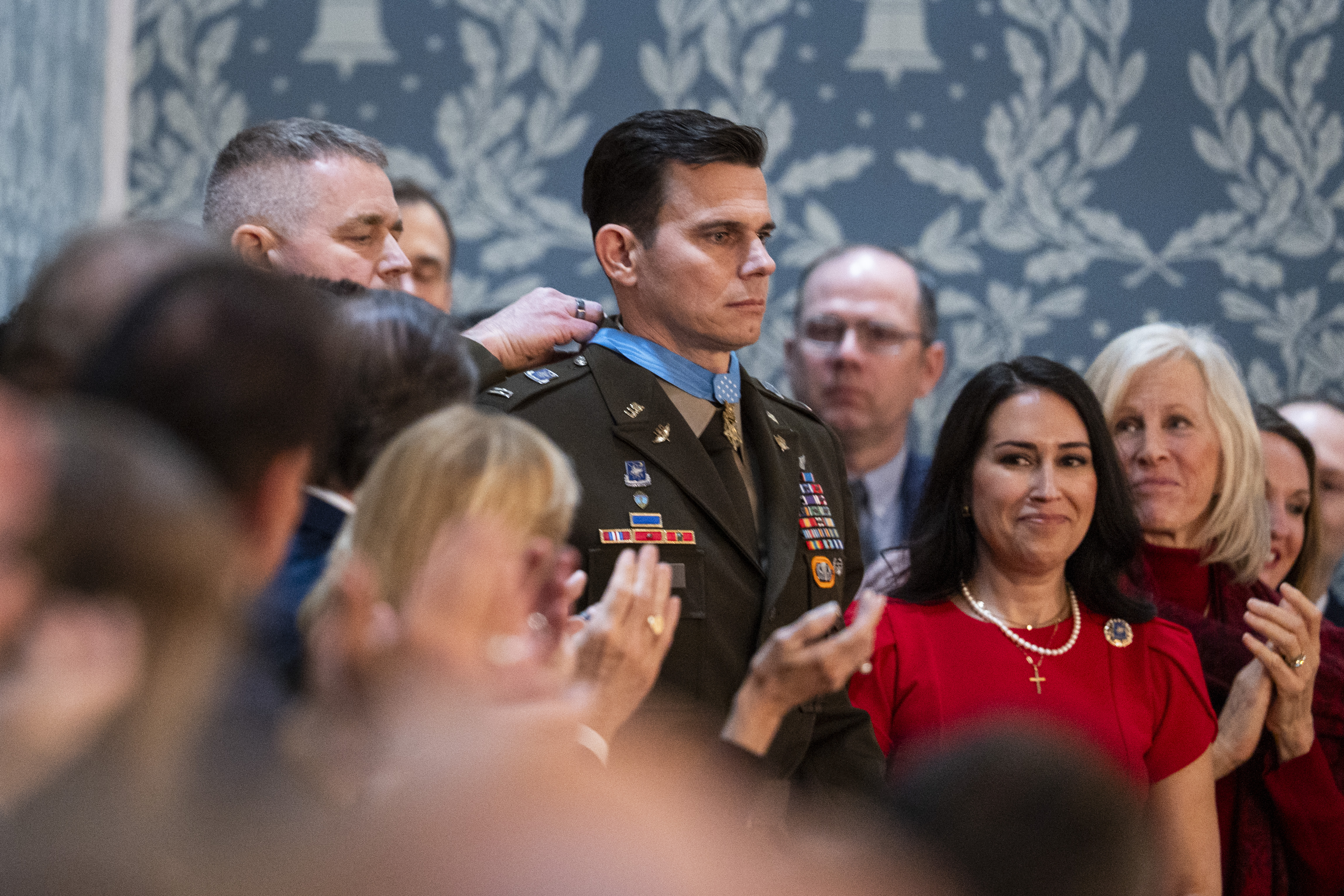 直升机飞行员活捉马杜罗时受伤 川普授勋章