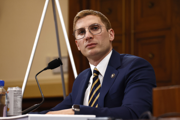 美副国务卿：美国对中共存在深层不信任