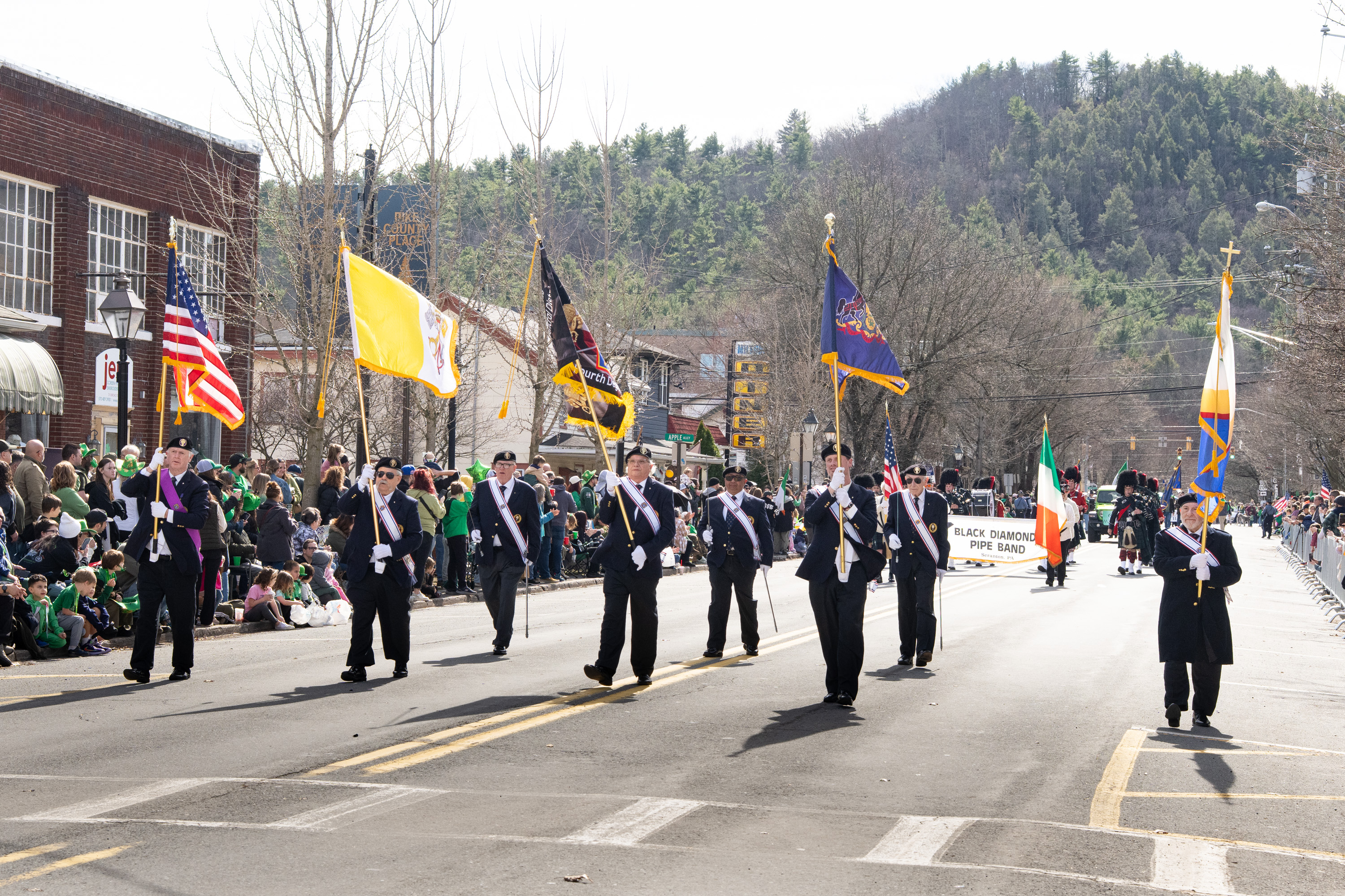 组图：法轮功学员参加宾州米尔福德圣派翠克游行