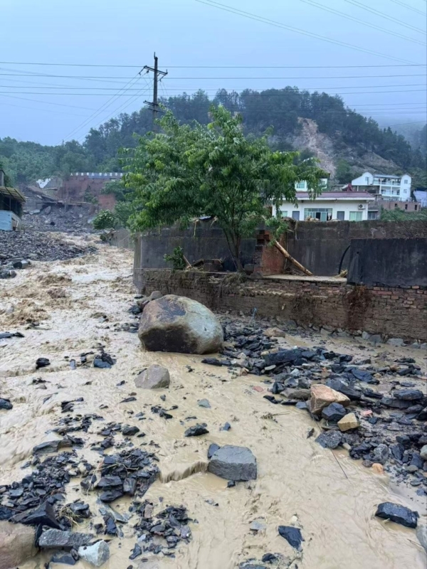 重庆遭泥石流突袭 连房带人冲走 灾民诉苦