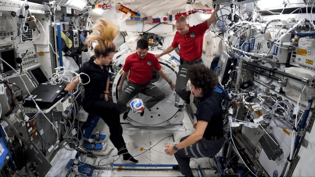 太空人在无重力状态下搓波。 fb / NASA