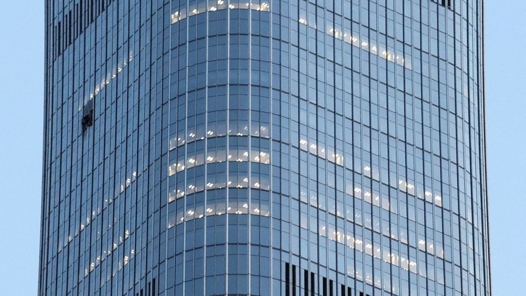 北京中信大厦被小型飞机撞烂玻璃外墙。 路透社 北京中信大厦被小型飞机撞烂玻璃外墙。 路透社