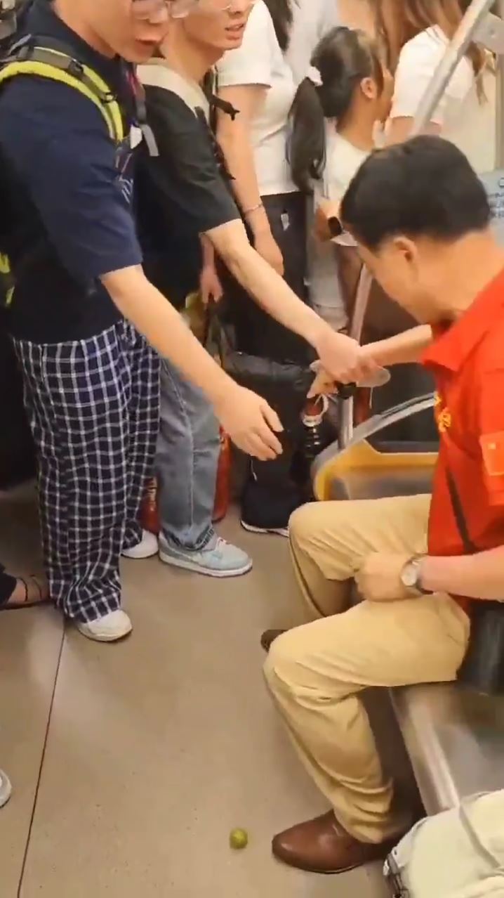 成都地铁阿伯野蛮抢座位，少女母亲奋力反抗。抖音