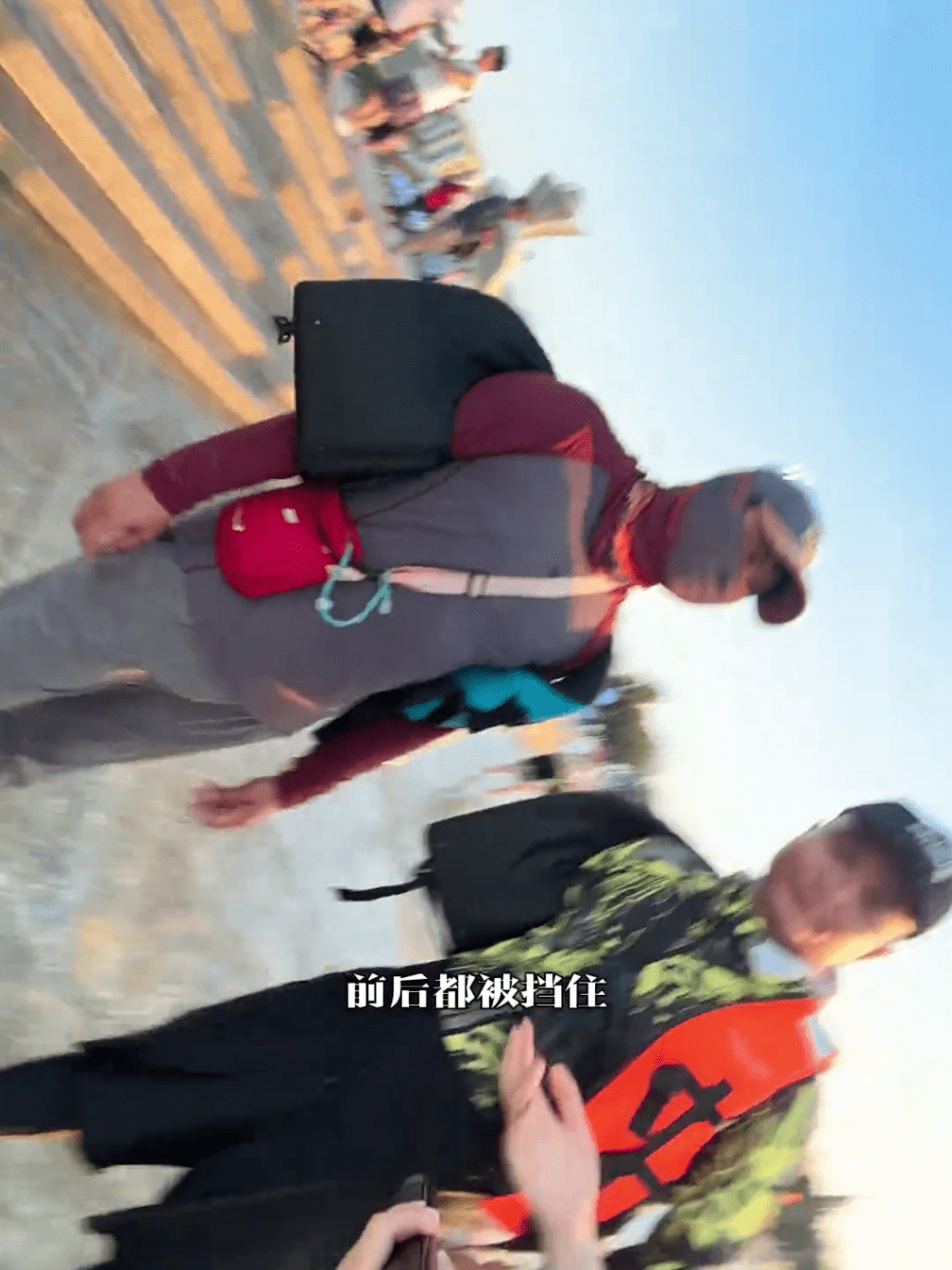 女网红拒玩水上电单车,遭两男夹击围堵涨潮海边。 女网红拒玩水上电单车,遭两男夹击围堵涨潮海边。