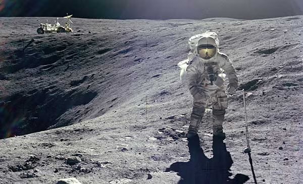 1971年太空人谢泼德在月球表面挥杆。 NASA