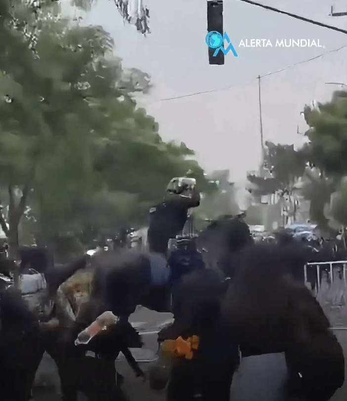2026世界杯开幕战揭幕后,阿兹特克体育场外屡见警民冲突。Antifa_Ultras@X/DudekPL4@X 2026世界杯开幕战揭幕后,阿兹特克体育场外屡见警民冲突。Antifa_Ultras@X/DudekPL4@X