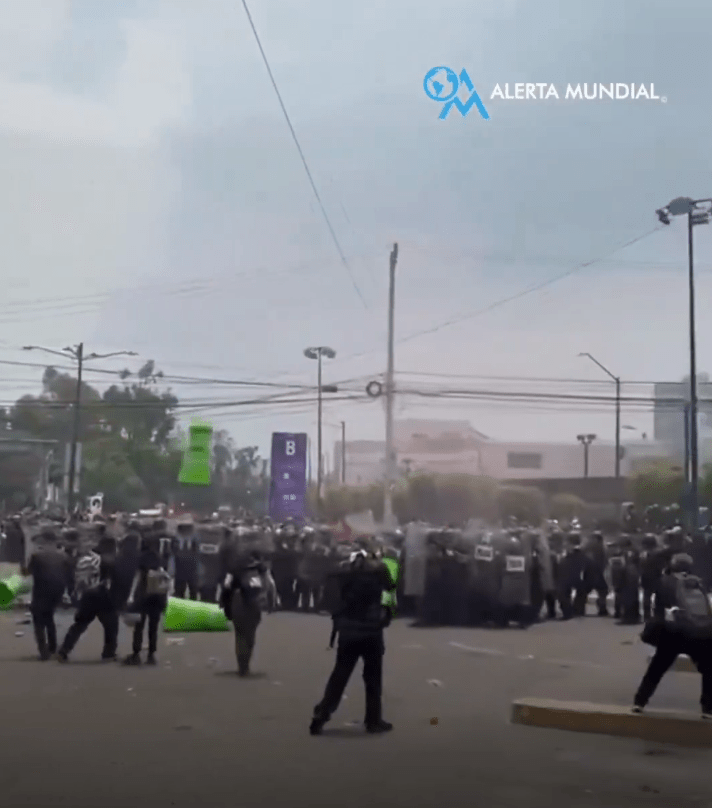 2026世界杯开幕战揭幕后,阿兹特克体育场外屡见警民冲突。Antifa_Ultras@X/DudekPL4@X 2026世界杯开幕战揭幕后,阿兹特克体育场外屡见警民冲突。Antifa_Ultras@X/DudekPL4@X