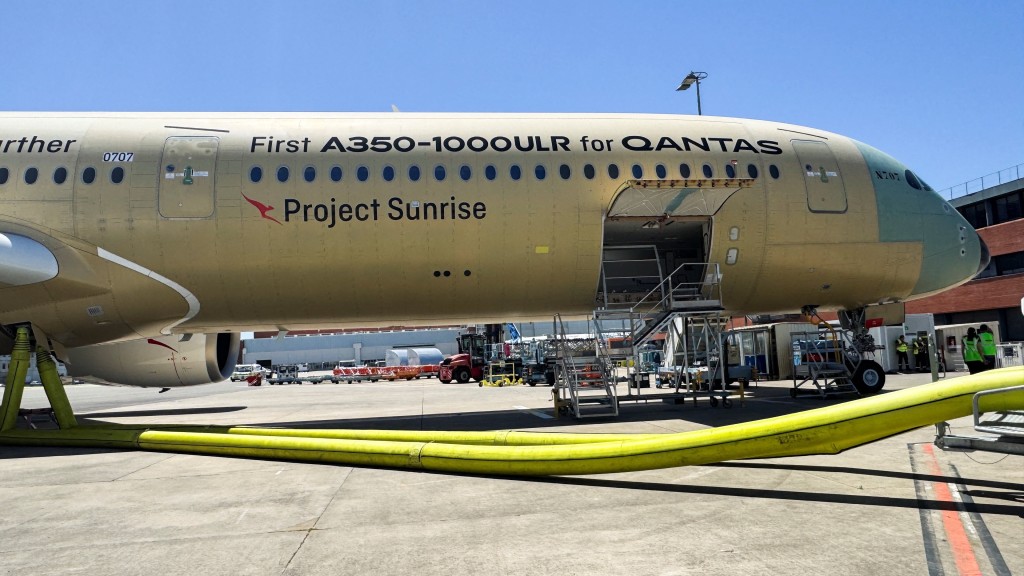 澳洲航空(Qantas)特制空中巴士A350-1000执行“悉尼直飞伦敦”超长程航班。 路透社 澳洲航空(Qantas)特制空中巴士A350-1000执行“悉尼直飞伦敦”超长程航班。 路透社