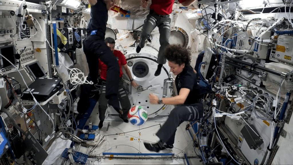 太空人在无重力状态下搓波。 fb / NASA