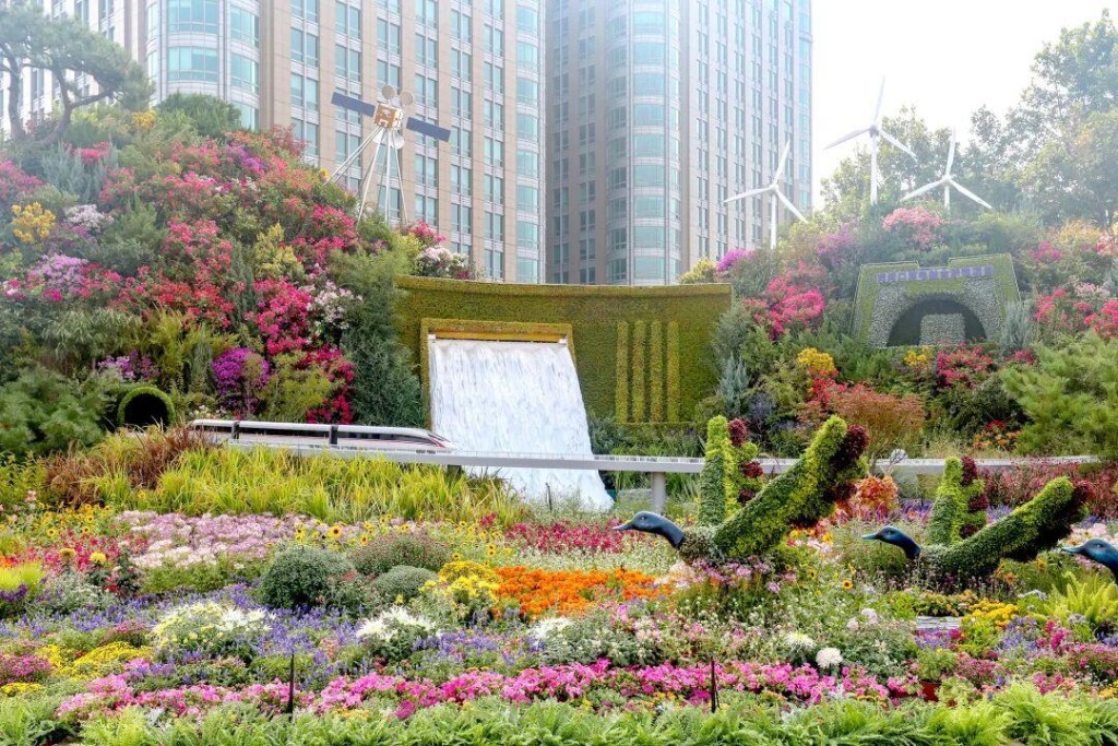 10组不同主题的立体花坛,分布北京长安街沿路,成为国庆打卡热点。央视 10组不同主题的立体花坛,分布北京长安街沿路,成为国庆打卡热点。央视