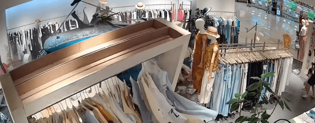 蓝色SUV失控直冲入服装店,模特儿公仔及衫架被撞毁。 蓝色SUV失控直冲入服装店,模特儿公仔及衫架被撞毁。