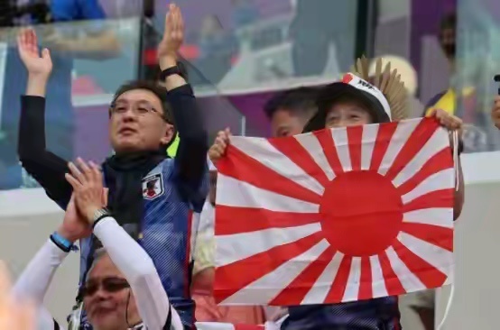 有日本球迷被指带“旭日旗”入场。微博@JR体角日记 有日本球迷被指带“旭日旗”入场。微博@JR体角日记