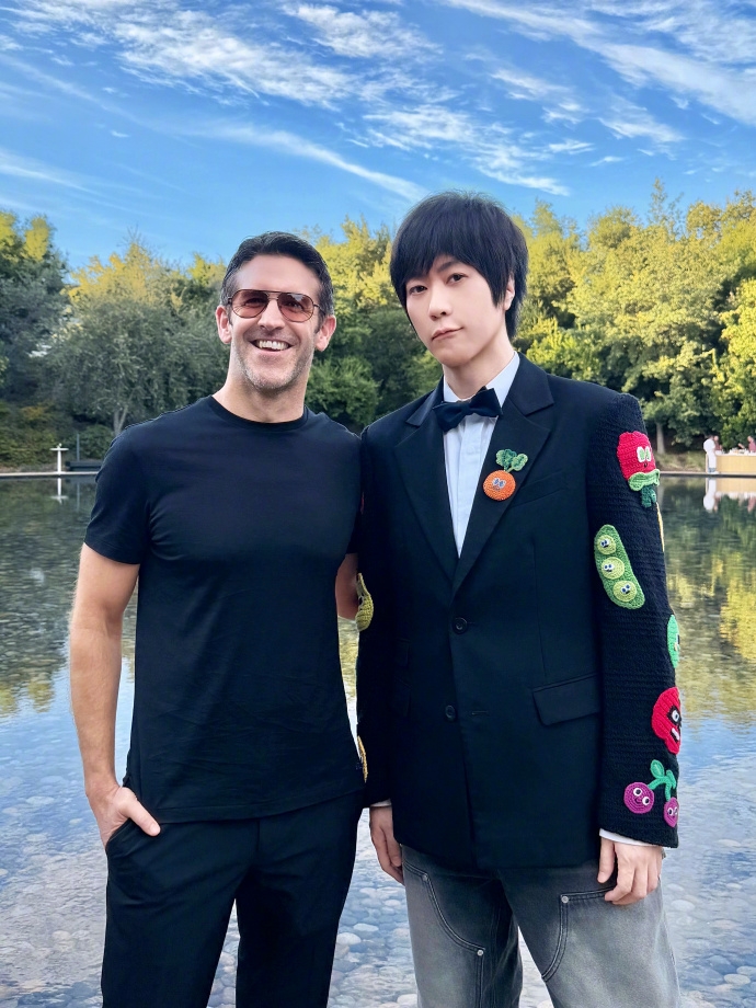 五月天阿信出席苹果发布会与新任CEO合影。 微博 五月天阿信出席苹果发布会与新任CEO合影。 微博
