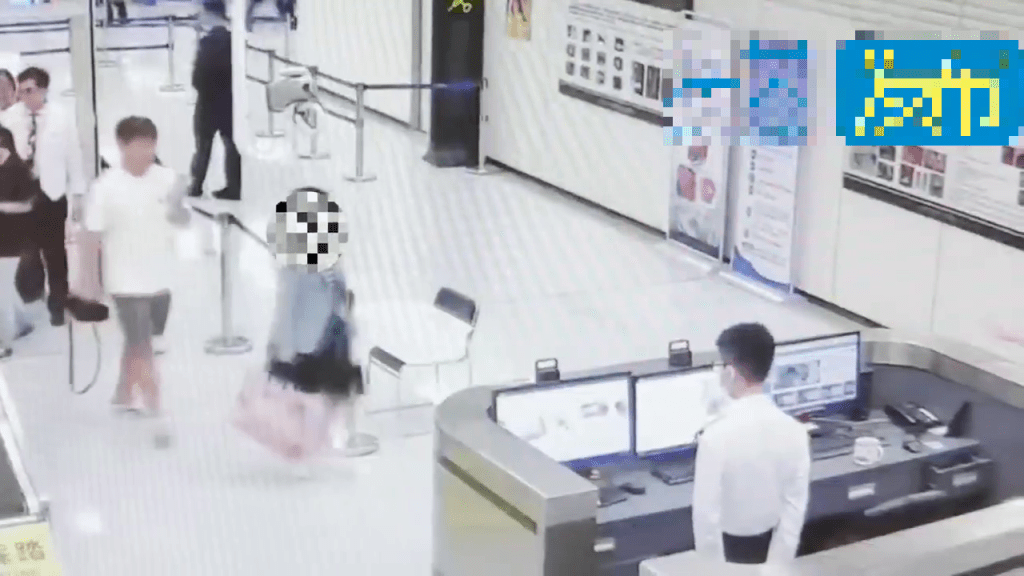 女客步姿有异,且其腹部有明显的不寻常隆起。 海关发布 女客步姿有异,且其腹部有明显的不寻常隆起。 海关发布