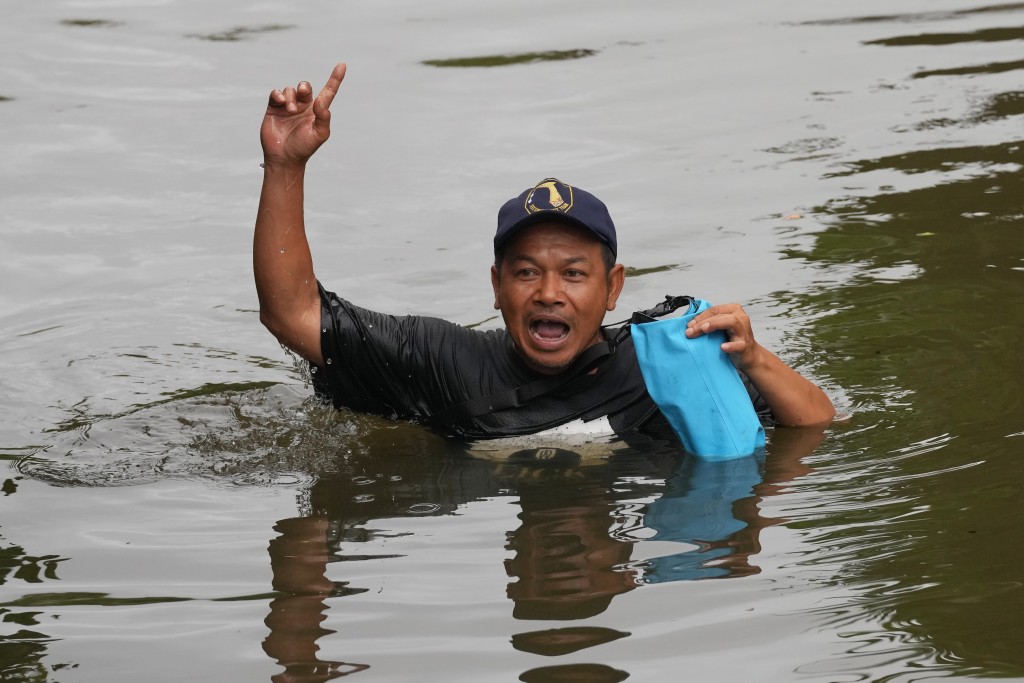 曼谷近日遭遇极严重水灾,已致超过23人死亡。美联社 曼谷近日遭遇极严重水灾,已致超过23人死亡。美联社