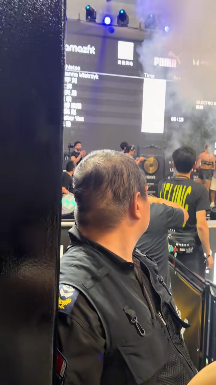 2026年HYROX北京站中,有女选手失禁下仍坚持完成比赛。 2026年HYROX北京站中,有女选手失禁下仍坚持完成比赛。