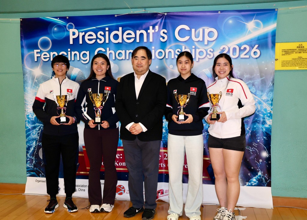 女佩三甲:冠军薛雅齐(左二)、亚军欧倩莹(左一)、季军朱咏翘(右一)及魏雨田。徐嘉华摄 女佩三甲:冠军薛雅齐(左二)、亚军欧倩莹(左一)、季军朱咏翘(右一)及魏雨田。徐嘉华摄