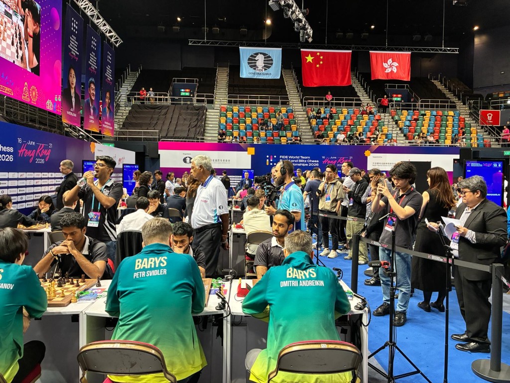 领先棋队安排的棋枱总吸引大批人集结观赛。徐嘉华摄 领先棋队安排的棋枱总吸引大批人集结观赛。徐嘉华摄