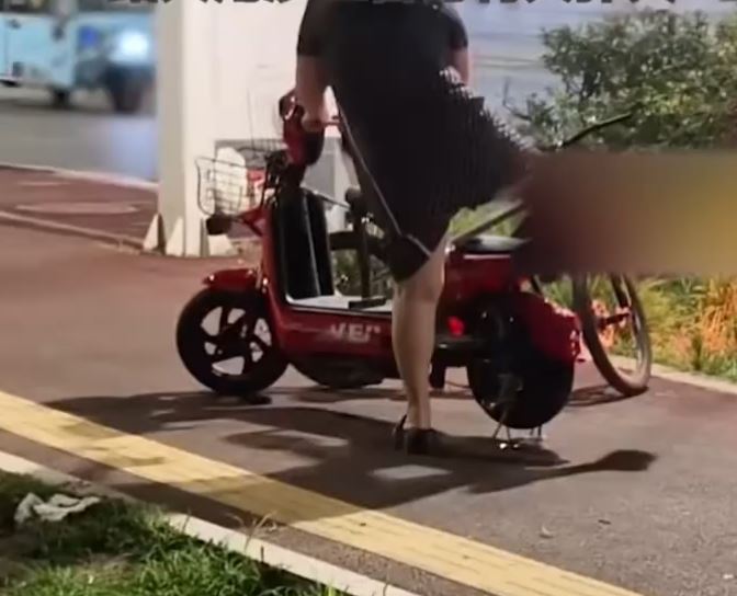 山东顽童在家长默许下于路边玩火，火势失控后双双逃去。荔枝新闻