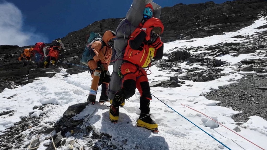雪巴人从珠峰四号营地上方的“死亡区”救出一名马来西亚登山者,将他揹下山。 路透社 雪巴人从珠峰四号营地上方的“死亡区”救出一名马来西亚登山者,将他揹下山。 路透社