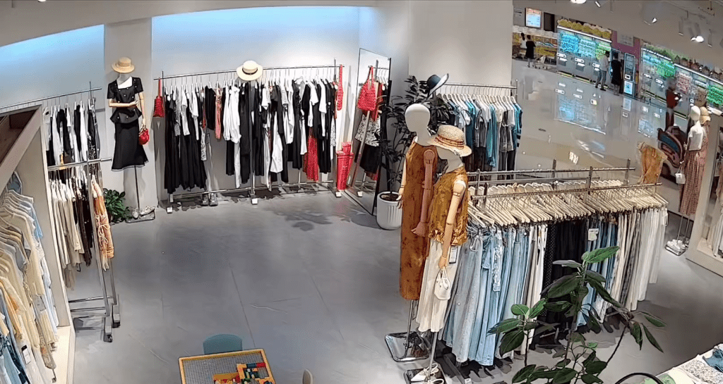 事发前服装店。 事发前服装店。