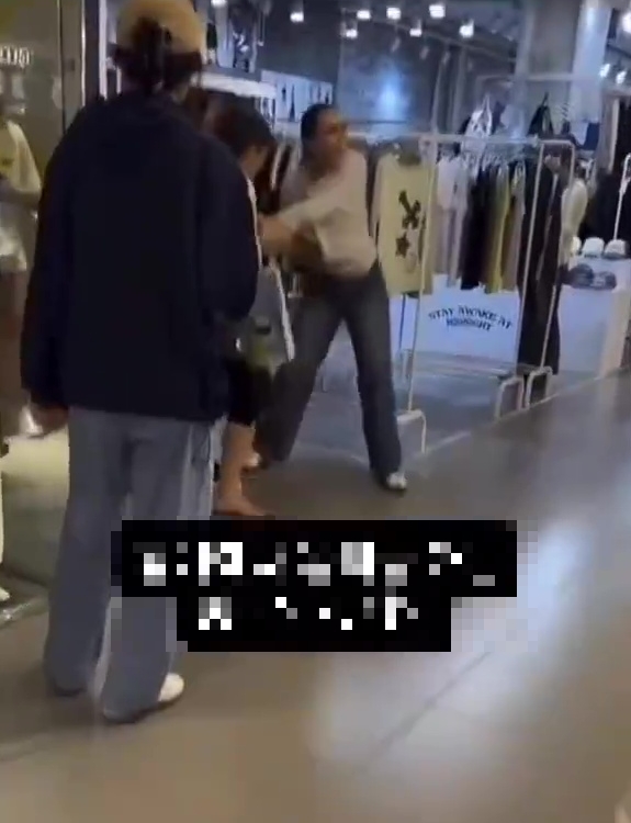 中国籍女子与外籍女子首尔商场爆发肢体冲突。 微博 中国籍女子与外籍女子首尔商场爆发肢体冲突。 微博