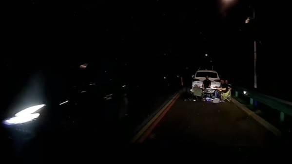 马路上间惊见4人开台食饭。潇湘晨报 马路上间惊见4人开台食饭。潇湘晨报