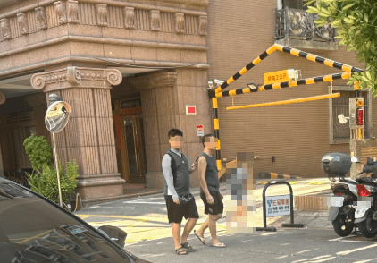 女童被迫挂著一张写有&ldquo;小偷&rdquo;、&ldquo;畜生&rdquo;字眼纸牌行走于街头。Threads