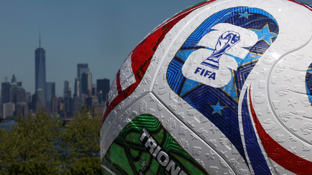 世界杯2026|纽约一个场馆外设置巨型吹气Trionda比赛用球。 路透社 世界杯2026|纽约一个场馆外设置巨型吹气Trionda比赛用球。 路透社