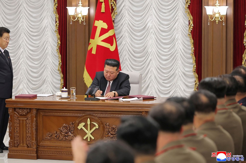 金正恩主持劳动党中央军事委员会扩大会议。法新社 金正恩主持劳动党中央军事委员会扩大会议。法新社