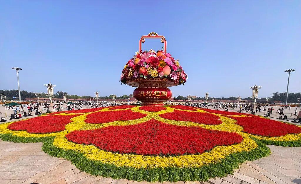 10组不同主题的立体花坛,分布北京长安街沿路,成为国庆打卡热点。央视 10组不同主题的立体花坛,分布北京长安街沿路,成为国庆打卡热点。央视
