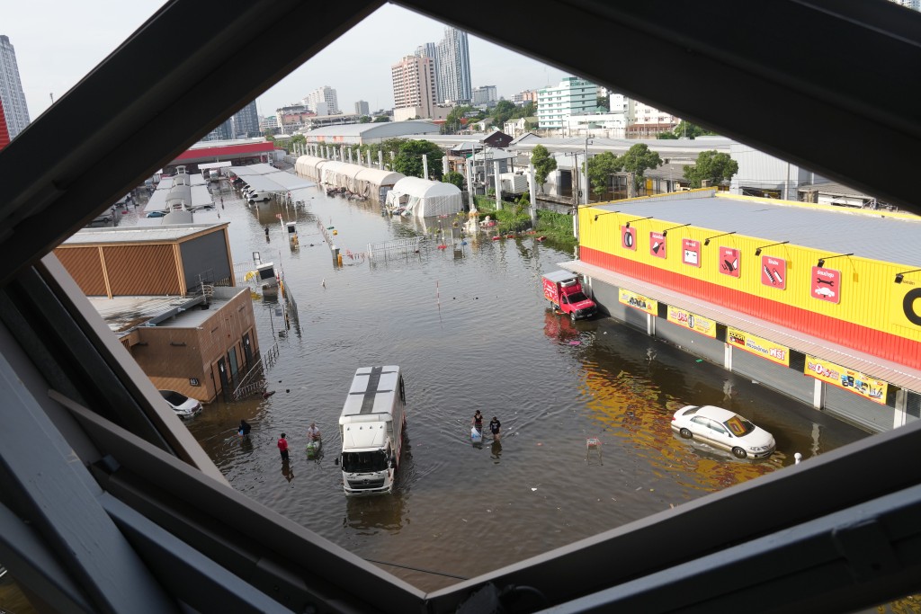 曼谷近日遭遇极严重水灾,已致超过23人死亡。美联社 曼谷近日遭遇极严重水灾,已致超过23人死亡。美联社