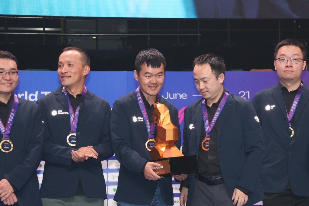 Dragon Chilling的其中两位灵魂人物是“特级大师”教练倪华(右二)及2023年世界冠军丁立人(中),他赛后向观众说:“我今年正式再参加海外的国际赛。”全场棋迷也拍烂手掌,他已肯定参加9月的奥林匹克团体赛。徐嘉华摄 Dragon Chilling的其中两位灵魂人物是“特级大师”教练倪华(右二)及2023年世界冠军丁立人(中),他赛后向观众说:“我今年正式再参加海外的国际赛。”全场棋迷也拍烂手掌,他已肯定参加9月的奥林匹克团体赛。徐嘉华摄