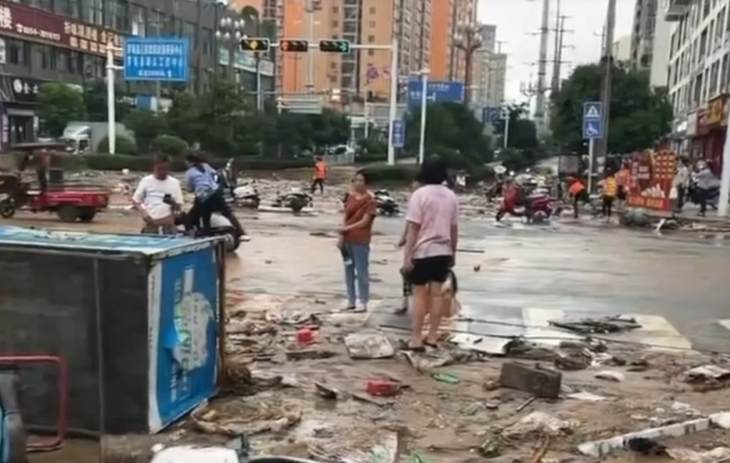 市民自发清理街道。新京报 市民自发清理街道。新京报