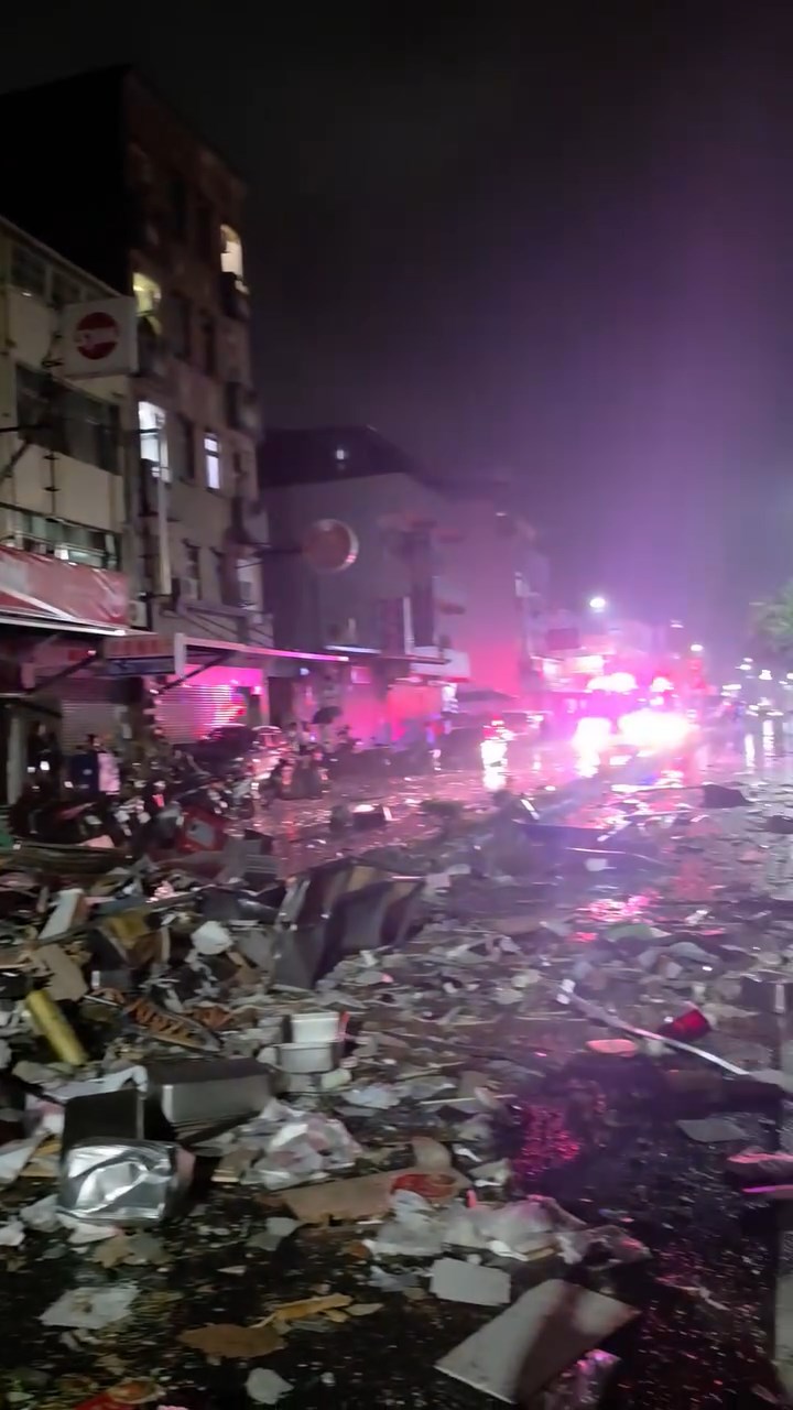 新竹便当店爆炸,威力强大至四周变成废墟。facebook@郭朋鑫 新竹便当店爆炸,威力强大至四周变成废墟。facebook@郭朋鑫
