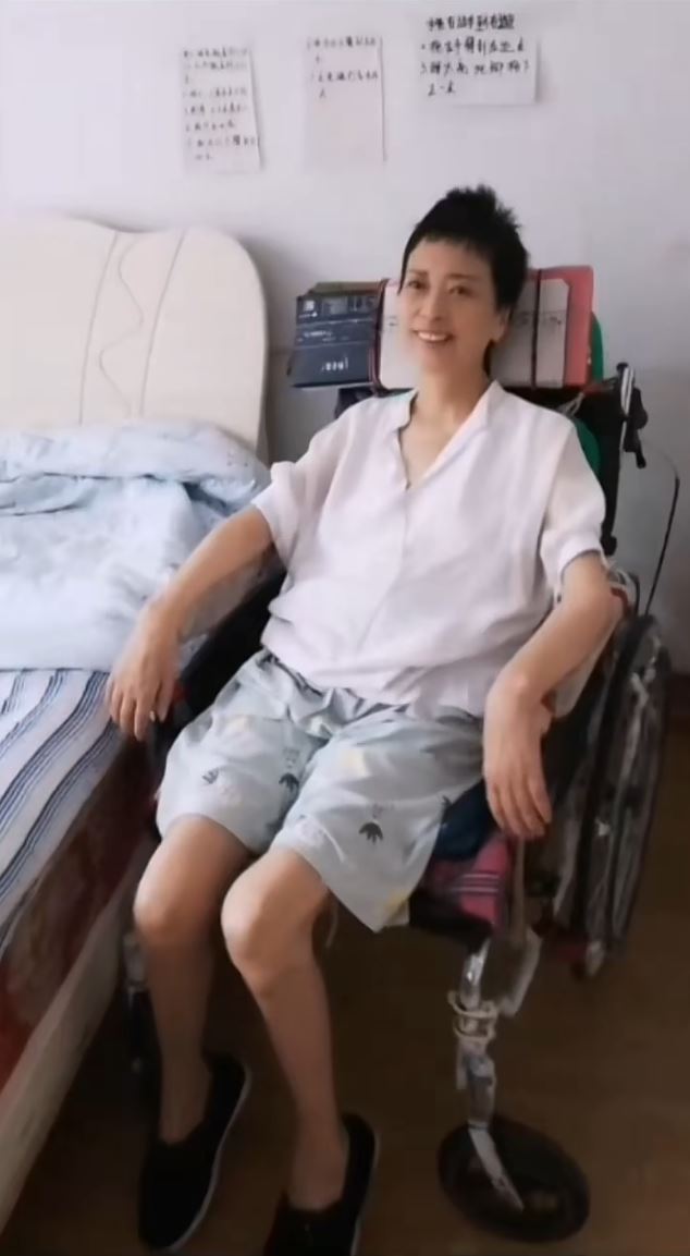 李小中患渐冻人症，现在生活已不能自理。抖音