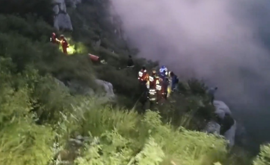 山西大命女堕百米悬崖，奇蹟&ldquo;摄&rdquo;入离地40米岩缝获救。山西蓝天救援队
