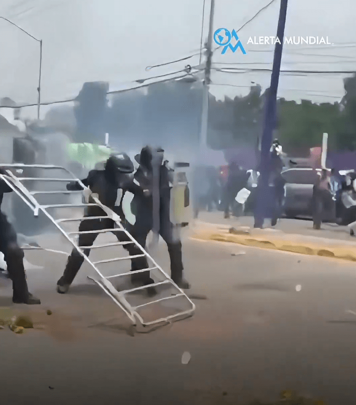 2026世界杯开幕战揭幕后,阿兹特克体育场外屡见警民冲突。Antifa_Ultras@X/DudekPL4@X 2026世界杯开幕战揭幕后,阿兹特克体育场外屡见警民冲突。Antifa_Ultras@X/DudekPL4@X