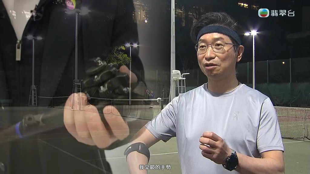 赵伟仁院长打网球训练手部。
