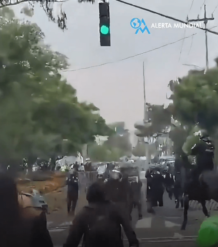 2026世界杯开幕战揭幕后,阿兹特克体育场外屡见警民冲突。Antifa_Ultras@X/DudekPL4@X 2026世界杯开幕战揭幕后,阿兹特克体育场外屡见警民冲突。Antifa_Ultras@X/DudekPL4@X