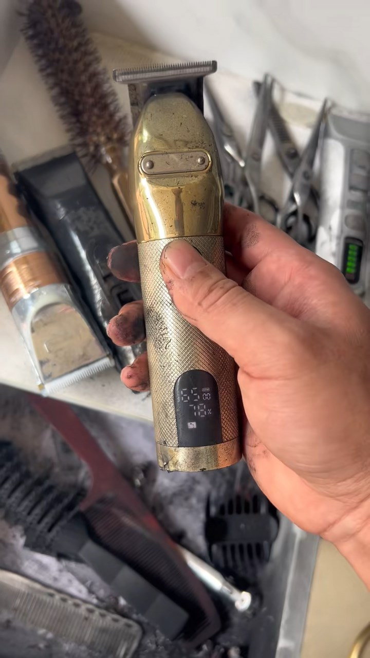 闭路电视拍下剪发器爆炸的情况。抖音@托尼大叔 闭路电视拍下剪发器爆炸的情况。抖音@托尼大叔