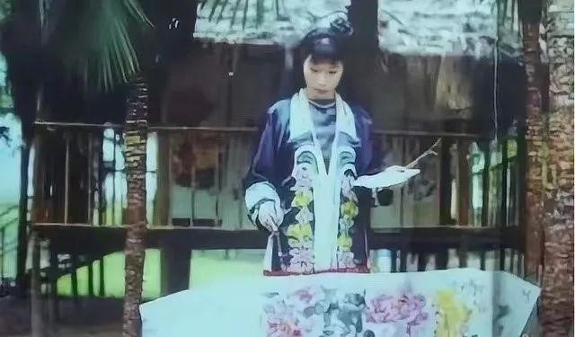 陈翠菊由险死工厂妹变高级画师,故事离奇又充满人性光辉。 陈翠菊由险死工厂妹变高级画师,故事离奇又充满人性光辉。