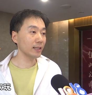 张先生不满女儿被困电梯逾2小时仍无人发现。1818黄金眼