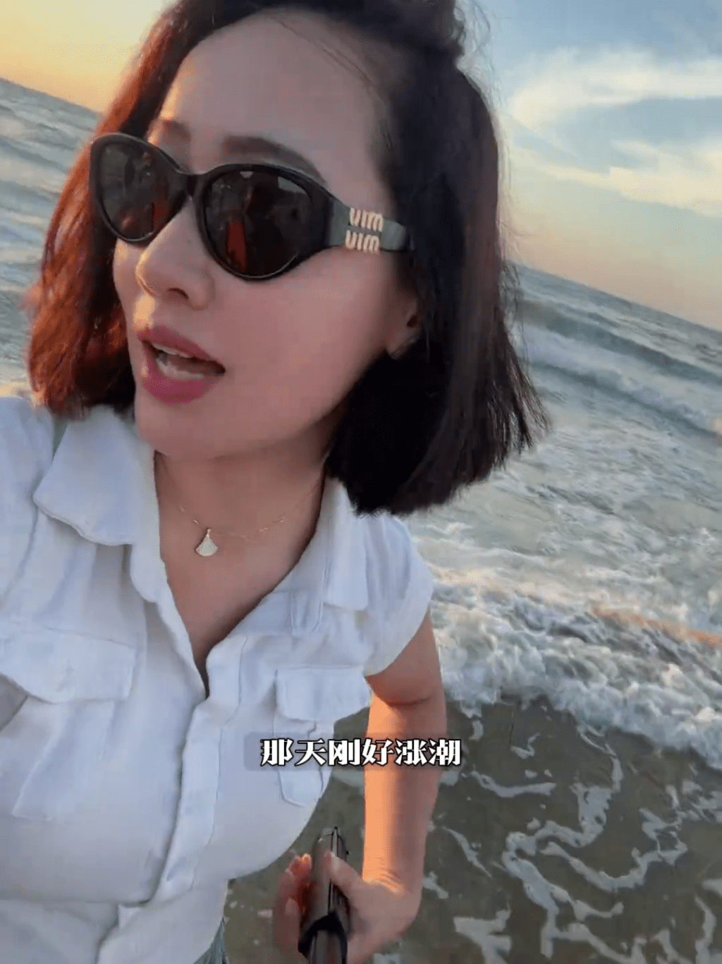 女网红拒玩水上电单车,遭两男夹击围堵涨潮海边。 女网红拒玩水上电单车,遭两男夹击围堵涨潮海边。