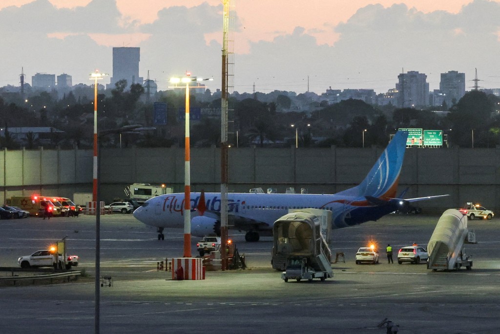 载着杜拜航空乘客旳以色列飞机降落特拉维夫机场。路透社