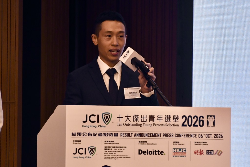 香港顶尖华人骑师何泽尧成功入选“十大杰出青年选举2026”,成为历来首位获选“十大杰出青年”的华人骑师。杨骏尧摄 香港顶尖华人骑师何泽尧成功入选“十大杰出青年选举2026”,成为历来首位获选“十大杰出青年”的华人骑师。杨骏尧摄