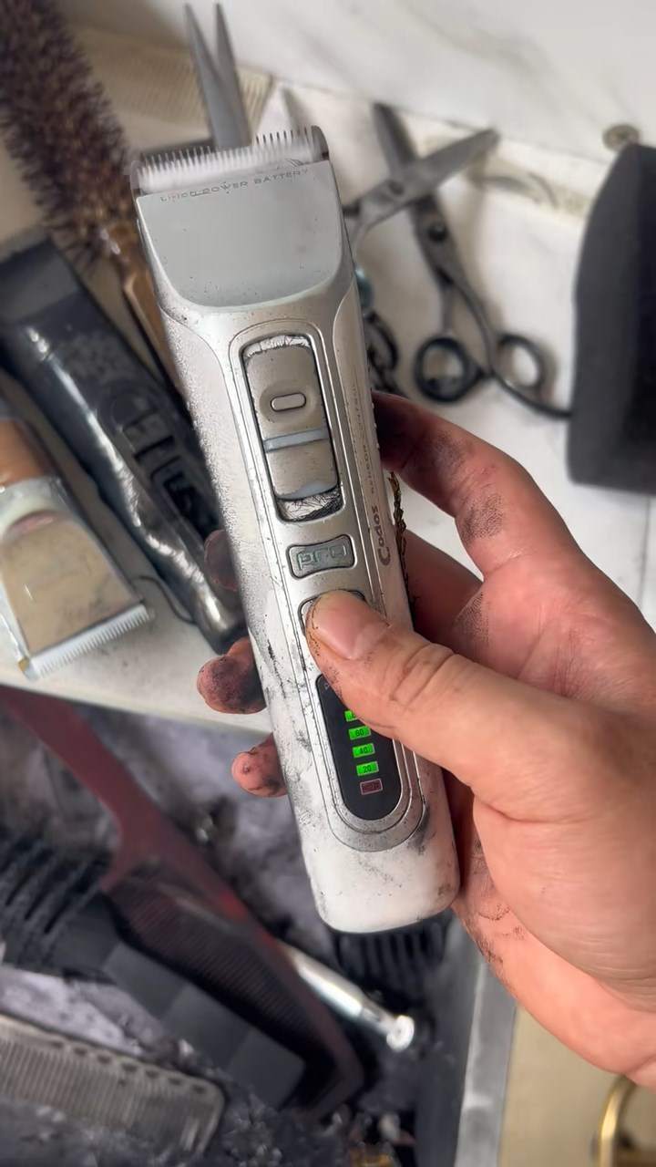 闭路电视拍下剪发器爆炸的情况。抖音@托尼大叔 闭路电视拍下剪发器爆炸的情况。抖音@托尼大叔