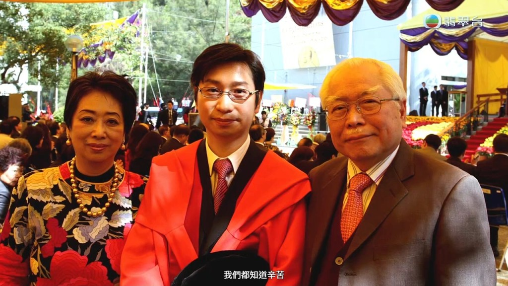 父亲甚至会自行调整药物，两人意见不合时，母亲也不敢出声。